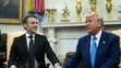 Emmanuel Macron si podáva ruku s Donaldom Trumpom počas ich stretnutia v Bielom dome.