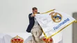 Kapitán Realu Madrid Sergio Ramos na madridskom námestí Cibeles pri oslavách titulu v Ligy majstrov.