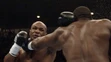 Bývalý svetový šampión v ťažkej váhe Mike Tyson (vľavo) úderom zasahuje Dannyho Williamsa (30. júla 2004).