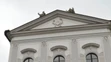 Privítanie britského kráľovského páru na nádvorí Prezidentského paláca.