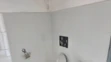 Zničené je aj umývadlo.