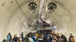 Ľudia prechádzajú tunelom Višňové počas podujatia Deň otvoreného tunela Višňové.