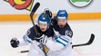 Fínsky hráč Sebastian Aho (vľavo) sa teší po strelení vyrovnávajúceho gólu so spoluhráčom Mikaelom Granlundom (vpravo) v semifin