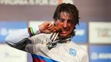 Majster sveta Peter Sagan so zlatou medailou v ústach.