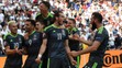 Waleský futbalista Gareth Bale (11) sa teší so spoluhráčmi po strelení gólu.