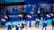 Oslavujúci slovenskí hokejisti vyskakujú zo striedačky.