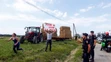 Policajti sledujú protestujúcich farmárov počas 16. etapy Tour de France.