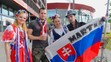 Na snímke slovenskí fanúšikovia pred začiatkom zápasu Slovensko - USA na MS v ľadovom hokeji.