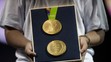 Zlatá olympijská medaila počas prezentácie v Olympijskom parku v Rio de Janeiro.