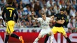 Toni Kroos z Realu bojuje o loptu s Yannickom Carrascom z Atlética v semifinále LM.