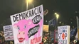 Transparenty protestujúcich
