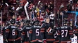 Zľava Fíni Eeli Tolvanen a Kaapo Kakko oslavujú gól vo štvrťfinále MS do 20 rokov proti Kanade.