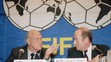Na archívnej snímke z 27. októbra 1994 vtedajší prezident FIFA Joao Havelange a generálny sekretár FIFA Sepp Blatter.