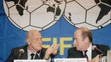 Na archívnej snímke z 27. októbra 1994 vtedajší prezident FIFA Joao Havelange a generálny sekretár FIFA Sepp Blatter.
