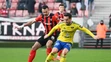 Vľavo hráč Trnavy Martin Šulek a hráč Michaloviec Lukáš Jánošík bojujú o loptu v 18. kole Niké ligy.