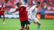 Rakúsky futbalista Zlatko Junuzovič (vľavo) a hráč Maďarska Ádám Nagy v dueli na ME vo Francúzsku.