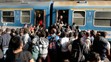 Migranti sa snažia nastúpiť do vlaku v Budapešti.