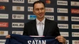 Miroslav Šatan s dresom počas jeho uvedenia do Siene slávy Slovana Bratislava.