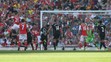 Calum Chambers (Arsenal) sa raduje z gólu do siete Liverpoolu.