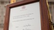 Oficiálny list, v ktorom potvrdili správu o narodení kráľovského dieťaťa, vystavili pred Buckinghamský palác na ornamentálny zla