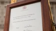 Oficiálny list, v ktorom potvrdili správu o narodení kráľovského dieťaťa, vystavili pred Buckinghamský palác na ornamentálny zla