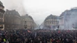 Protestujúci dav sa po pochode Parížom zhromaždil na námestí.