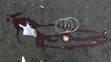 Stopy krvi pred koncertnou sieňou Bataclan v Paríži