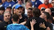 Kouč Chelsea Thomas Tuchel v šarvátke s náprotivkom z Tottenhamu Antoniom Contem.