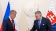 Slovenský premiér Robert Fico (vpravo) a český premiér Andrej Babiš sa vítajú počas stretnutia v Bratislave.