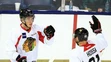 Radosť po góle Marka Daňa Mariána Hossu v kempe Chicago Blackhawks.