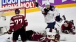 Johnny Gaudreau (s rukami hore) oslavuje gól USA v dueli MS 2017 proti Lotyšsku.