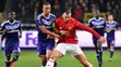 Kapitán Anderlechtu Youri Tielemans (vľavo) v konfrontácii vo štvrťfinále EL proti ManUtd so Zlatanom Ibrahimovičom.