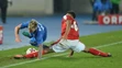 V drsnom zábere debutant v seniorskej výbere SR Albert Rusnák (vľavo) proti Rakúšanovi Karimovi Onisiwovi počas prípravy.