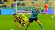 Futbalista DAC-u Ammar Ramadan (vľavo) a kapitán Slovana Vladimír Weiss ml. bojujú o loptu v 19. kole Niké ligy.