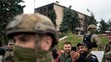 Ukrajinský prezident Volodymyr Zelenskyj pózuje pre selfie s policajtom po vztýčení ukrajinskej vlajky v ukrajinskom meste Izium 14. septembra 2022.