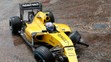Brit Jolyon Palmer na Renaulte nezvládol zákrutu a skončil vo zvodidlách počas VC Monaka.