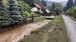 Prívalová povodeň sa prehnala obcou Mníšek nad Hnilcom.