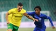 Na snímke zľava Adrián Kaprálik (Žilina) a Malick Fofana (Gent) bojujú o loptu.