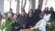 Smútiaci na pohrebe.