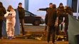 Polícia a forénzni technici pri tele Anisa Amriho, ktorého zastrelili v meste Sesto San Giovanni pri Miláne.