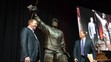 Marty Brodeur (vľavo) stojí pred svojou sochou v Prudential Center v New Jersey.