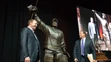 Marty Brodeur (vľavo) stojí pred svojou sochou v Prudential Center v New Jersey.