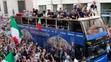 Talianski futbalisti v otvorenom autobuse oslavujú zisk titulu majstra Európy.