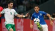 Hráč Írska Shane Long (vľavo) a hráč Talianska Alessandro Florenzi v súboji o loptu na ME.