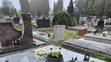Poničený hrob na cintoríne vo Vrútkach. 