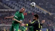 Cosmin Monti (Ludogorec) v súboji o loptu s Olivierom Giroudom (Arsenal).
