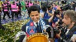 Prezident Paríža St. Germain Násir Al-Chelajfí pózuje s trofejou.