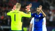 Brankár Leicestru Kasper Schmeichel si podáva ruku so spoluhráčom Riyadom Mahrezom v osemfinále LM proti Seville.