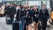 Cestujúci a letecký personál opúšťajú bruselné letisko Zaventem po teroristických výbuchoch.