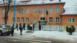 Študenti pred školou zapaľujú sviečky
